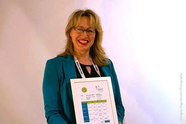 Carola Battistini-Goldmund mit dem Zertifikat zur Gemeinwohlbilanz für Goldmund Kommunikation