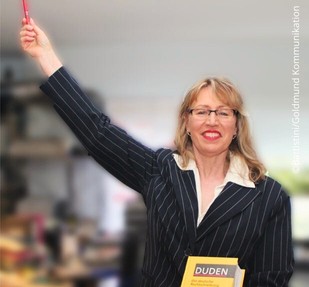 Carola Battistini-Goldmund mit Duden und Rotstift, Feature-Foto für Korrektorat, ©Battistini